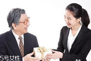 給領(lǐng)導(dǎo)送禮怎么說合適？真誠并且要注意分寸