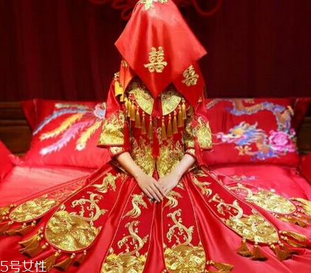 中式秀禾服和西式婚紗哪個(gè)好看？打造完美新娘