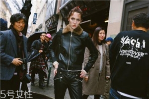 皮衣下面搭配什么好看？玩出個(gè)性混搭風(fēng)