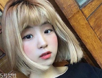 短頭發(fā)染什么顏色好看洋氣顯白？短發(fā)這樣弄好看又大方