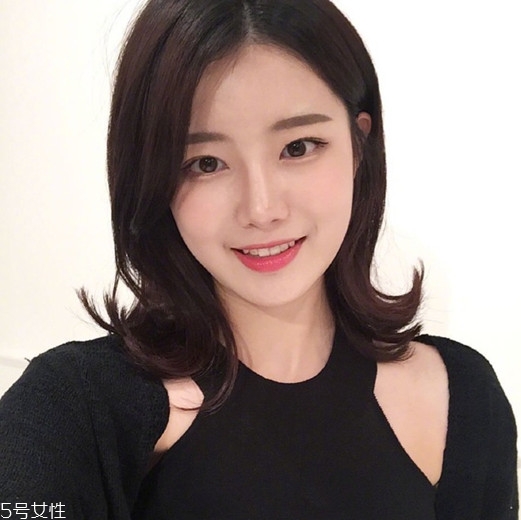 矮個子女生適合什么短發(fā)？氣質(zhì)齊肩卷發(fā)