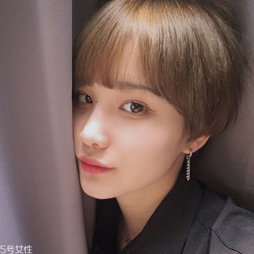 女生發(fā)質(zhì)軟適合什么發(fā)型？胖圓臉顯瘦發(fā)型參考