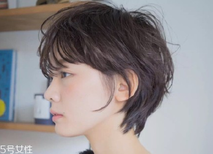 短頭發(fā)染什么顏色好看洋氣顯白？短發(fā)這樣弄好看又大方