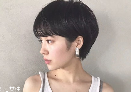 短頭發(fā)染什么顏色好看洋氣顯白？短發(fā)這樣弄好看又大方