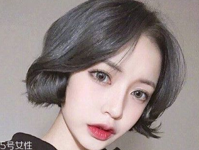 短頭發(fā)染什么顏色好看洋氣顯白？短發(fā)這樣弄好看又大方