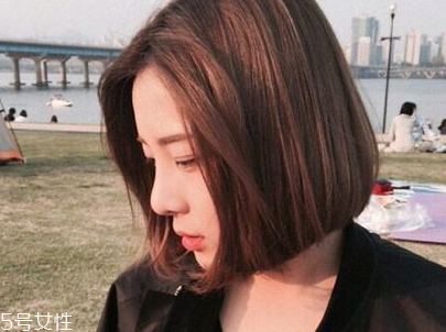 短頭發(fā)染什么顏色好看洋氣顯白？短發(fā)這樣弄好看又大方
