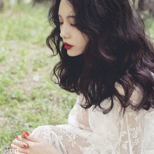 發(fā)量多女生適合什么發(fā)型？形象百變的你