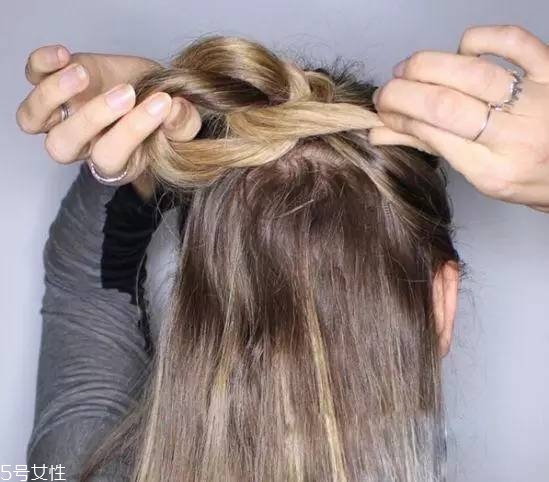 女生冬天長(zhǎng)發(fā)怎么編好看？長(zhǎng)發(fā)妹紙才懂得的痛