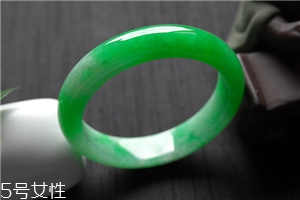 翡翠手鐲怎么戴進(jìn)去？巧用肥皂水來幫忙