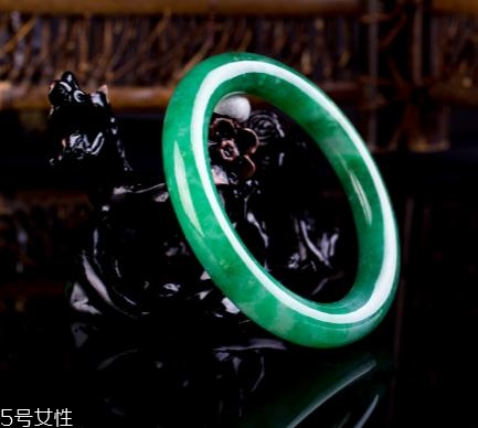翡翠手鐲怎么戴進(jìn)去？巧用肥皂水來幫忙