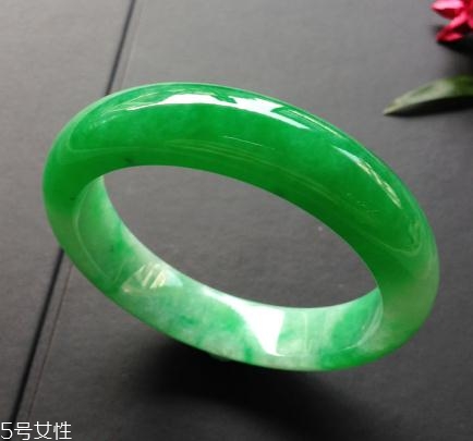 翡翠手鐲怎么戴進(jìn)去？巧用肥皂水來幫忙