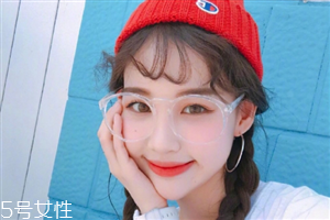冬天戴帽子怎么扎頭發(fā)好？法式魚骨辮編發(fā)很特別