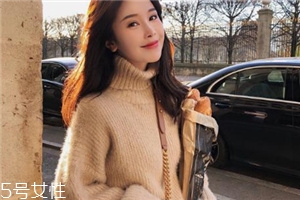 毛衣粘了碎頭發(fā)怎么辦？巧妙利用透明膠帶