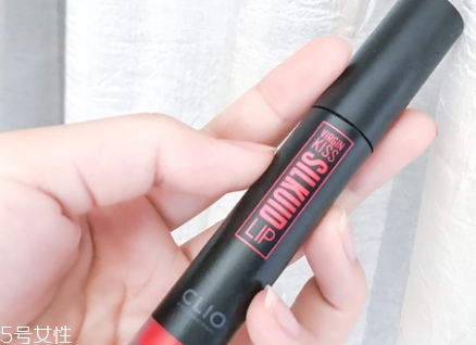 唇彩怎么涂？按照步驟涂抹