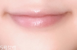 唇彩怎么涂？按照步驟涂抹