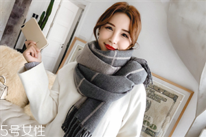 冬天系圍巾怎么扎頭發(fā)？適合搭配羽絨服的發(fā)型