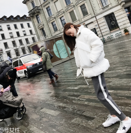 短款羽絨服怎么搭配？小個子女生的顯高利器