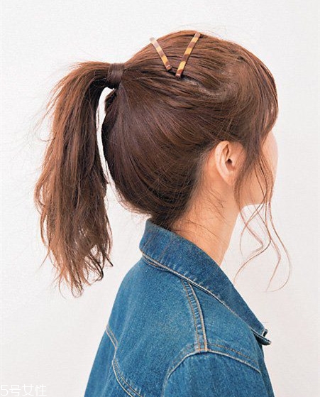 冬天系圍巾怎么扎頭發(fā)？適合搭配羽絨服的發(fā)型