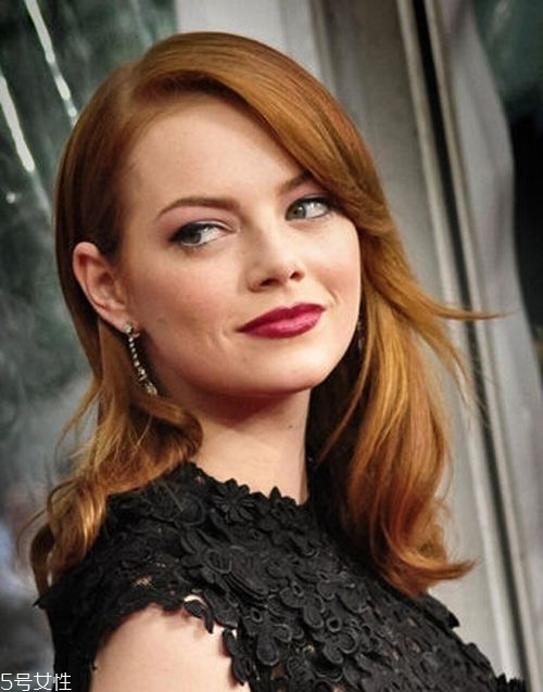 小波浪卷發(fā)怎么打理？焦糖色頭發(fā)超百搭