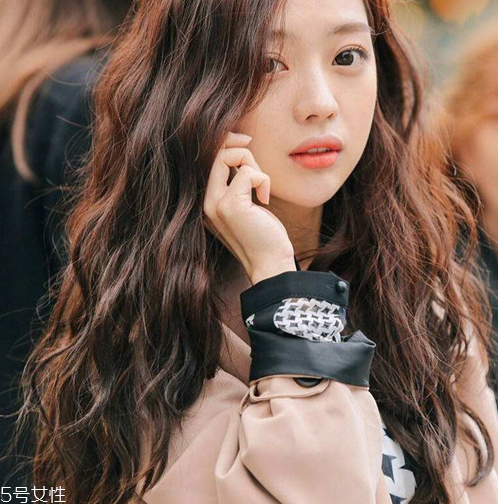 小波浪卷發(fā)怎么打理？焦糖色頭發(fā)超百搭