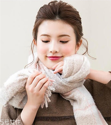 冬天系圍巾怎么扎頭發(fā)？適合搭配羽絨服的發(fā)型