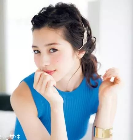 女生冬天長(zhǎng)發(fā)怎么編好看？長(zhǎng)發(fā)妹紙才懂得的痛