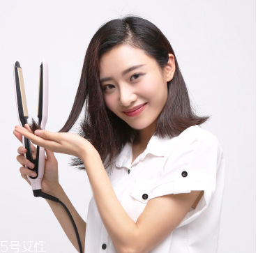 直發(fā)怎么弄卷發(fā)？直發(fā)夾板可以弄內(nèi)扣