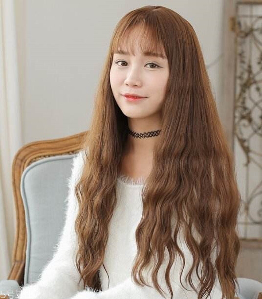 小波浪卷發(fā)怎么打理？焦糖色頭發(fā)超百搭
