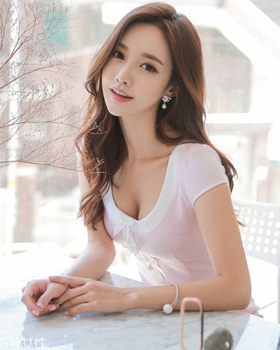 小個子女生適合什么發(fā)型？蓬松隨意效果