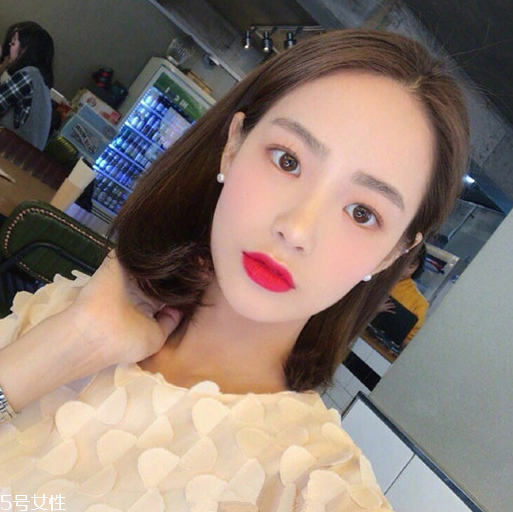 齊肩直發(fā)染什么顏色好看？簡(jiǎn)單好看的齊肩發(fā)扎法