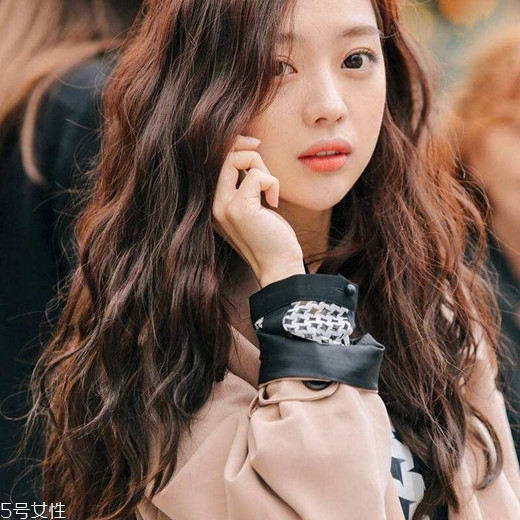 小波浪卷發(fā)怎么打理？焦糖色頭發(fā)超百搭