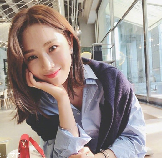 小波浪卷發(fā)怎么打理？焦糖色頭發(fā)超百搭