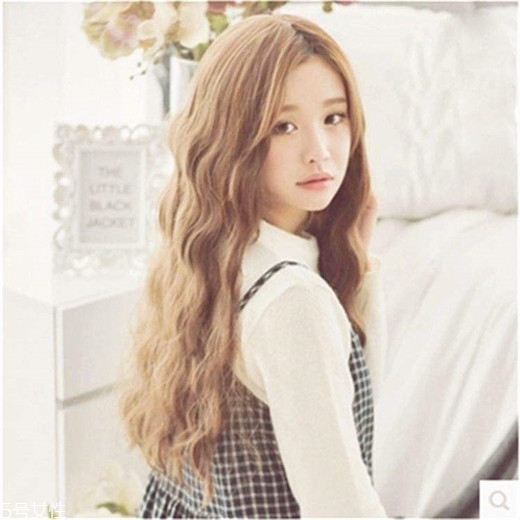 小波浪卷發(fā)怎么打理？焦糖色頭發(fā)超百搭