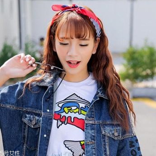 小波浪卷發(fā)怎么打理？焦糖色頭發(fā)超百搭