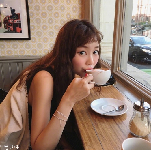 小波浪卷發(fā)怎么打理？焦糖色頭發(fā)超百搭