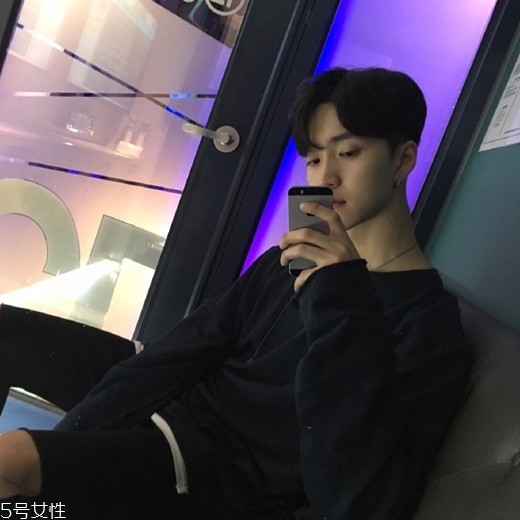2022最流行發(fā)型顏色男生？男生潮流發(fā)型