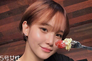 2018冬天流行什么發(fā)色？簡(jiǎn)單漂亮的披肩發(fā)