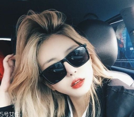 秋冬適合什么顏色的頭發(fā)？再燙個卷發(fā)更秋冬