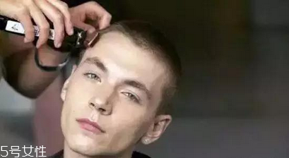 男生頭發(fā)稀疏適合什么發(fā)型？圓形劉海很好看