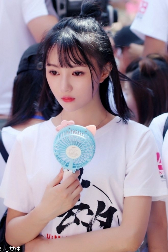 2018冬天流行什么發(fā)色？簡(jiǎn)單漂亮的披肩發(fā)