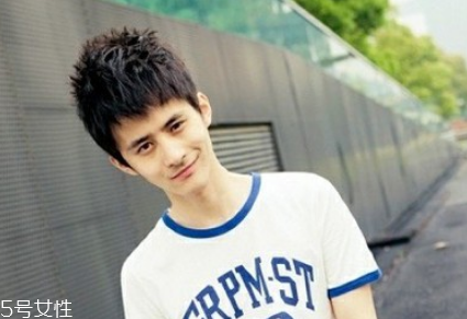 男生頭發(fā)稀疏適合什么發(fā)型？圓形劉海很好看