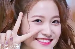 臥蠶和眼袋的區(qū)別是什么？臥蠶是肌肉眼袋是肥肉