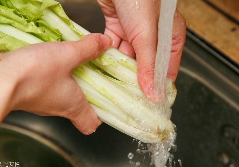 小蘇打洗菜能去農(nóng)藥殘留嗎 洗菜的6個(gè)小技巧 小蘇打洗菜能去農(nóng)藥殘留嗎 洗菜的6個(gè)小技巧