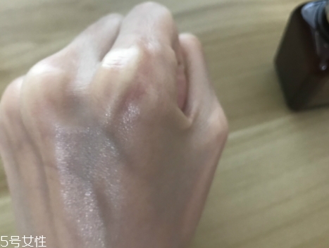 雅詩蘭黛適合油性皮膚嗎？