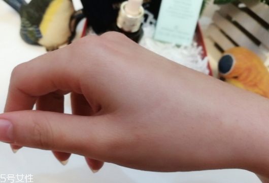 雅詩蘭黛適合痘痘肌嗎？