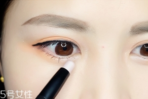 眼睛小怎么變大？畫一個臥蠶立即變大