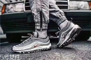 運(yùn)動鞋可以干洗嗎？盡量自己擦洗