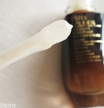 雅詩蘭黛精華液多少錢？年輕肌膚的秘密