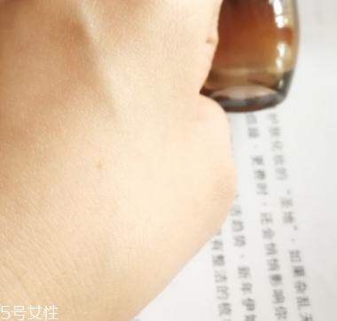 雅詩蘭黛精華液多少錢？年輕肌膚的秘密
