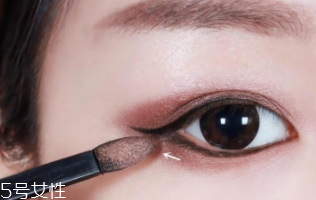 內(nèi)雙怎么畫眼影？使用啞光OR微珠光眼影